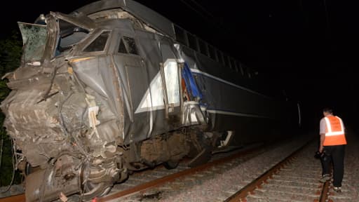 L'un des deux trains heurtés pendant la collision, jeudi 17 juillet 2014, près de Pau (Pyrénées-Atlantiques)
