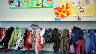 Cartables et vêtements accrochés dans le vestiaire d'une école de Caen le 2 septembre 2008. (Photo d'illustration)