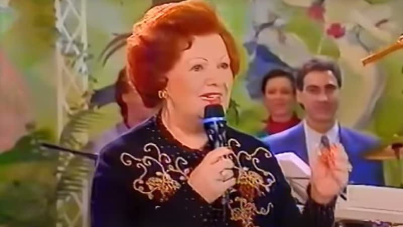 Lily Paname sur le plateau de l'émission "La chance aux chansons"
