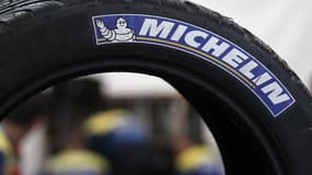 Michelin devrait annoncer le 12 juin la suppression de 700 postes sur les 927 que compte son usine de Joué-les-Tours, spécialisée dans la fabrication de pneus pour poids lourds, rapporte vendredi Le Monde. /Photo d'archives/REUTERS/Régis Duvignau