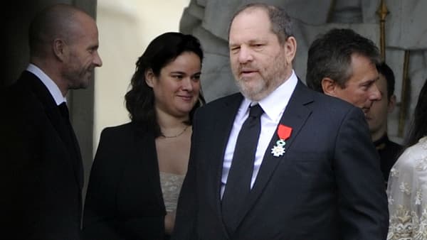 Harvey Weinstein arborant la Légion d'honneur après avoir été décore à l'Élysée en 2012.