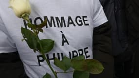 Une personne participe à la marche blanche en hommage à Philippe, 22 ans, violemment tué dans la nuit du 15 avril 2024, à Grande-Synthe (Nord) le 19 avril 2024.