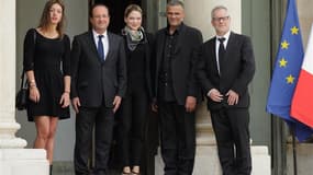 Autour de François Hollande et de gauche à droite, les actrices Adèle Exarchopoulos et Léa Seydoux, le réalisateur Abdellatif Kechiche et le délégué général du Festival de Cannes Thierry Frémeaux. François Hollande a déjeuné mercredi avec le réalisateur e