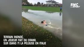 Terrain inondé, un joueur fait du crawl sur (dans ?) la pelouse en Italie