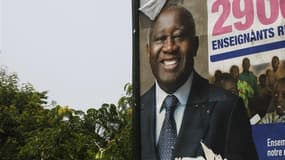 Affiche électorale de Laurent Gbagbo à Abidjan, quelques jours après sa capture, en avril dernier. Le procureur général de Côte d'Ivoire a notifié mardi à l'ancien président le mandat d'arrêt émis à son encontre par la Cour pénale internationale. Il pourr