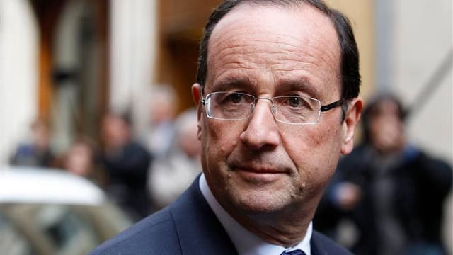 François Hollande et Nicolas Sarkozy enregistrent un léger tassement au premier tour de la présidentielle mais le candidat socialiste l'emporterait toujours aisément au second, selon un sondage OpinionWay-Fiducial diffusé vendredi. /Photo prise le 16 déce