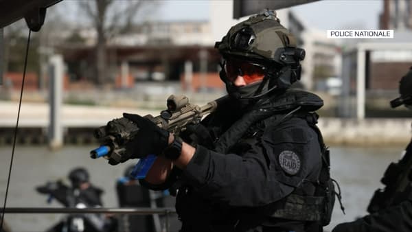 Un agent du RAID lors d'un exercice de simulation d'attentat sur un bateau mouche à Paris, quatre mois avant le début des JO, le 21 mars 2024