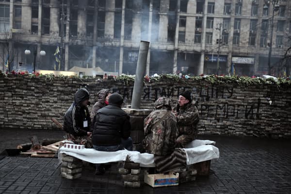 Des membres de l'unité d'autodéfense du Maïdan gardent une barricade sur la place de l'Indépendance, dans le centre de Kiev, le 1er mars 2014.