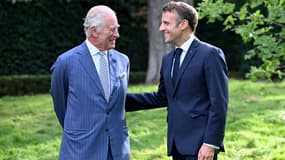 Charles III et Emmanuel Macron ont planté un arbre dans les jardins de l'ambassade britannique à Paris le 20 septembre 2023