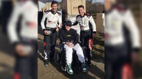 Sébastien Ogier et son copilote Vincent Landais, aux côtés de Guillaume, 18 ans, passionné de sports auto.