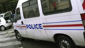 Un fourgon de la police stationne devant le centre hospitalier de Fonprès à Toulon le 02 mai 2002.
