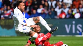 Neymar fauché par Christophe Hérelle lors de PSG-Brest.