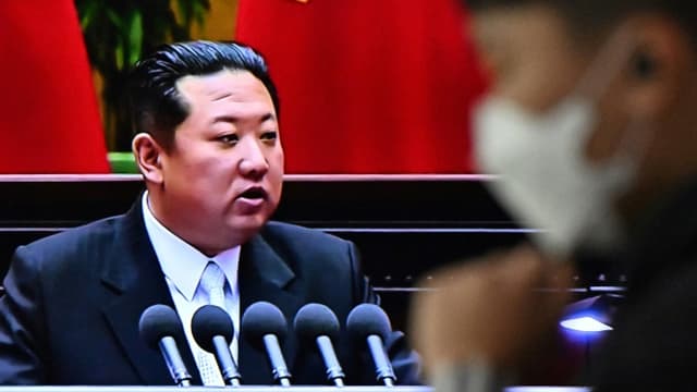 Des images du leader nord-coréen Kim Jong Un diffusées sur un écran dans une gare de Séoul après un tir de missile balistique intercontinental (ICBM), le 24 mars 2022 en Corée du Sud