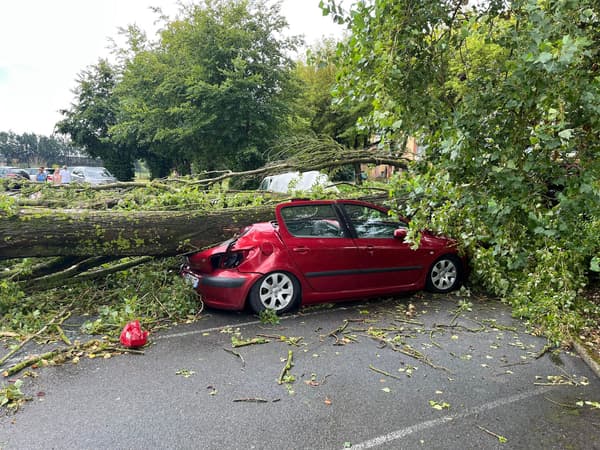 Une voiture victime des orages en Picardie.