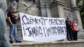 Hommage à Clément Méric, à Paris. Le parquet de Paris a ouvert samedi une information judiciaire pour homicide volontaire à l'encontre d'Esteban, principal suspect dans la mort du militant d'extrême gauche. L'autopsie a montré que la mort de l'étudiant de