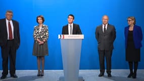Manuel Valls avec ses ministres, le 16 avril, présentant les mesures d'économies