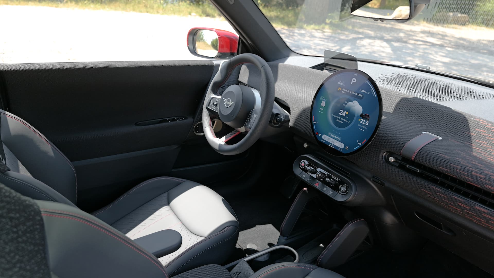 A L'Interior del Mini JCW Electric. To l'Endo of the Mini JCW Electric.