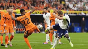 L'intervention de Denzel Dumfries sur Harry Kane sanctionnée d'un penalty lors du matc Angleterre-Pays-Bas (2-1, Euro), le 10 juillet 2024