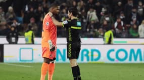 Mike Maignan discute avec l'arbitre Fabio Maresca lors d'Udinese-Milan (2-3), le 20 janvier 2024