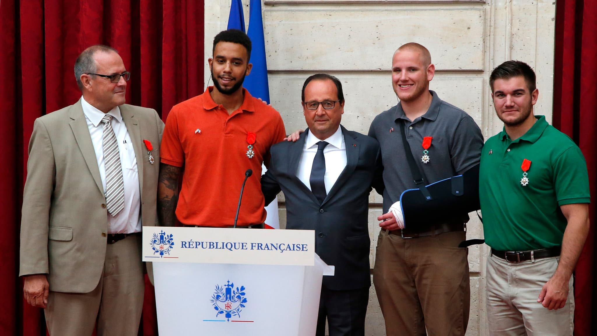 François Hollande avec Chris Norman, Anthony Sadler, Spencer Stone et Alek Skarlatos au palais de l'Elysée le 24 août 2015 à Paris. François Hollande avec Chris Norman, Anthony Sadler, Spencer Stone et Alek Skarlatos au palais de l'Elysée le 24 août 2015 à Paris.
