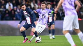 Lionel Messi et Brecht Dejaegere lors d'un TFC-PSG en 2023.