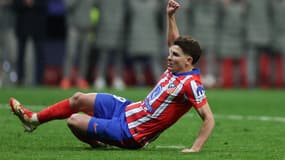 Julian Alvarez glisse au moment de frapper son tir au but, refusé pour double-contact, lors d'Atlético-Real (1-0, 2 t.a.b. 4, Ligue des champions), le 12 mars 2025