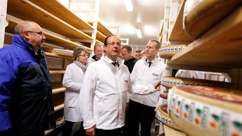 François Hollande lors de sa visite jeudi matin au marché international des produits frais de Rungis, près de Paris. L'exécutif français met en scène sa mobilisation en cette période de fêtes marquée par la crise économique et son cortège de mauvais chiff