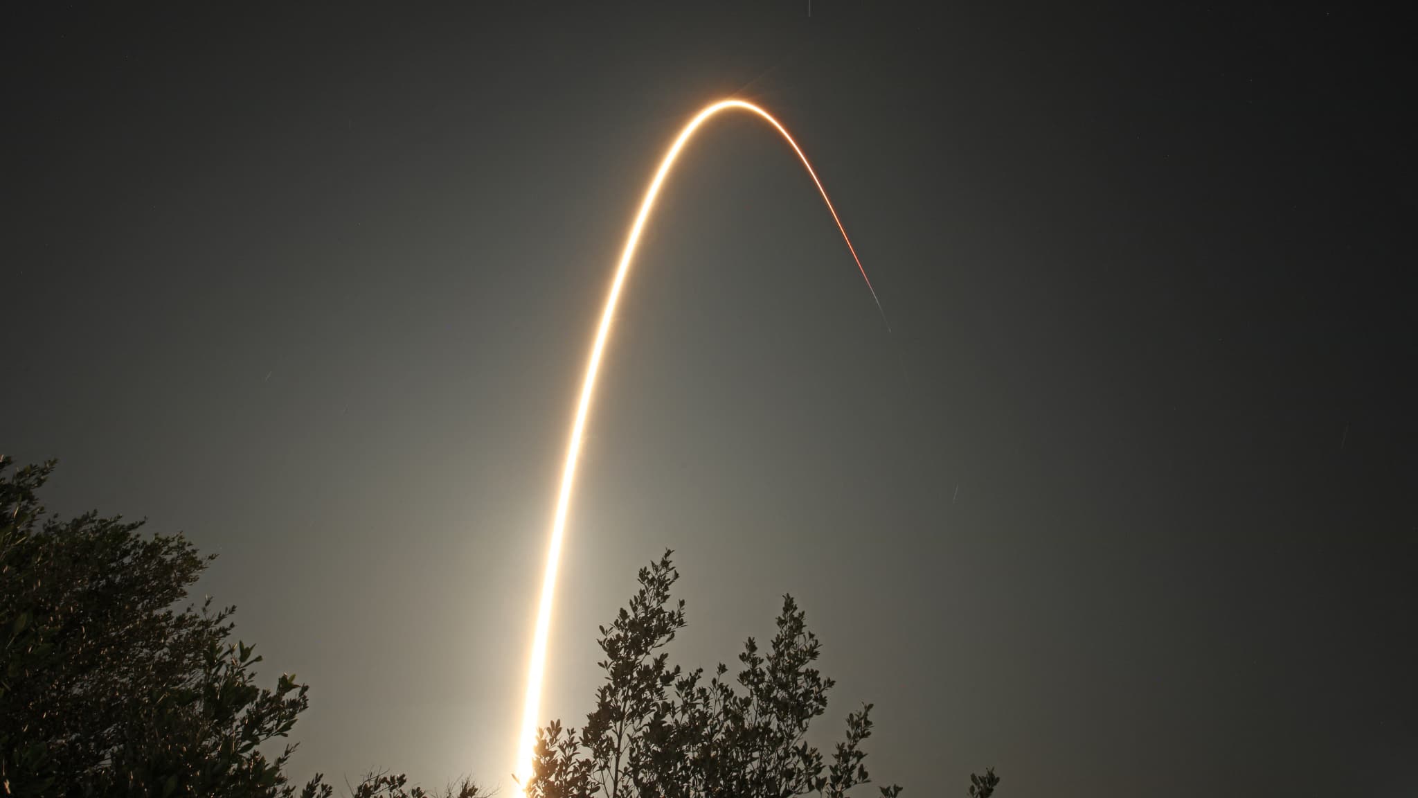 L'atterrisseur Athena d'Intuitive Machines, placé au sommet d'une fusée Falcon 9 de SpaceX, se dirige vers l'espace après avoir décollé du complexe de lancement 39A du Centre spatial Kennedy de la NASA, en Floride, le 26 février 2025.