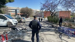 Des policiers mènent une opération dans le quartier de la Castellane.