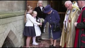 Grande-Bretagne: la reine Elizabeth apparaît pour la première fois avec une canne 