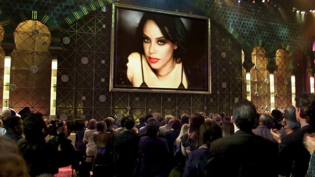 L'assistance des American Music Awards 2002 se lève devant un portrait d'Aaliyah, six mois après sa mort
