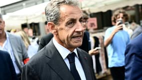 L'ancien président Nicolas Sarkozy, à Arcachon, en Gironde, le 25 août 2023, à la sortie d'une séance de dédidace pour son dernier livre