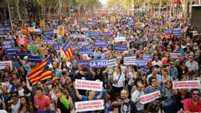 Des dizaines de milliers de Barcelonais sont descendus dans la rue pour dire leur rejet du terrorisme, neuf jours après les attentats qui ont frappé la Catalogne. 