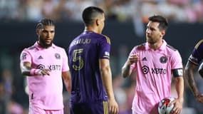Lionel Messi discute avec Cesar Araujo lors de Miami-Orlando (3-1) en Leagues Cup, le 2 août 2023