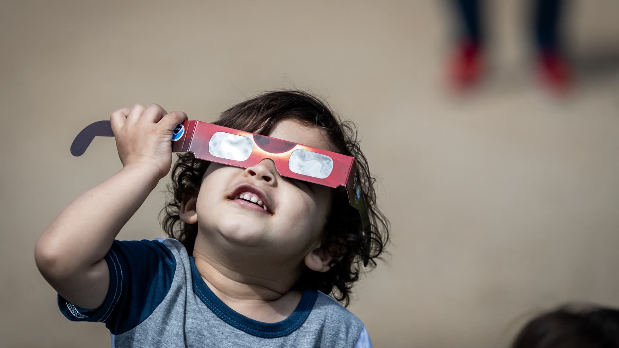 Éclipse: ne laissez pas vos enfants de moins de 3 ans regarder, même avec des lunettes