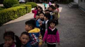 Des enfants dans une cour d'école de la province de Jiangsu, en avril 2015