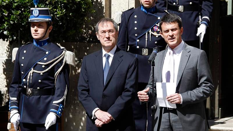 Manuel Valls et Claude Guéant, lors de la passation de pouvoirs, Place Beauvau. Le nouveau ministre de l'Intérieur, qu'il n'y aurait ni "angélisme", ni "course au chiffre", ni "stigmatisation". /Photo prise le 17 mai 2012/REUTERS/Jacky Naegelen