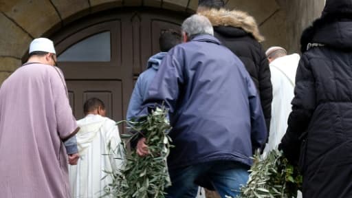 Des membres de la communauté musulmane assistent à la cérémonie dimanche 25 mars à Trèbes (Aude) à la mémoire des quatre victimes abattues par Radouane Lakdim vendredi Des membres de la communauté musulmane assistent à la cérémonie dimanche 25 mars à Trèbes (Aude) à la mémoire des quatre victimes abattues par Radouane Lakdim vendredi