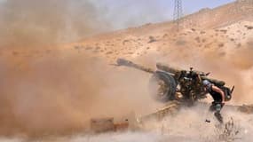 Un soldat de l'armée syrienne tire en direction des troupes de l'EI dans le nord est de Palmyre, le 17 mai 2015