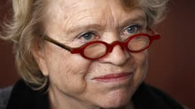 Eva Joly, candidate d'Europe Ecologie-Les Verts à la présidentielle, s'est refusée lundi à commenter les sondages qui la créditent de 2% à 3% des intentions de vote à la présidentielle, expliquant que sa candidature était légitime parce que les autres can