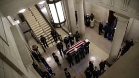 La dépouille de George H.W. Bush exposée solennellement au Capitole des Etats-Unis.