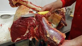 Carcasse de cheval dans une boucherie française. Six carcasses de chevaux contenant des produits potentiellement nocifs pour la santé humaine, et pas seulement trois, ont failli se retrouver sur le marché français en raison d'un cafouillage entre les auto