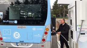 La région Ile-de-France expérimente l'exploitation de deux bus à hydrogène dans les Yvelines, sur un trajet long de 12,5 kilomètres et emprunté quotidiennement par un millier de voyageurs.