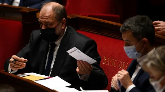 Eric Dupond-Moretti (g) et Gerald Darmanin (d) à l'Assemblée nationale à Paris le 12 janvier 2021