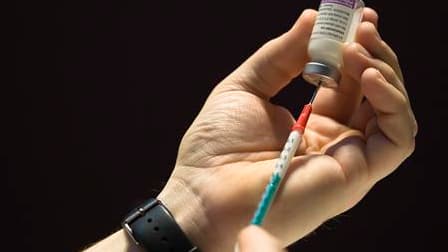 Dose de vaccin contre la grippe A (H1N1). Selon l'Agence britannique de protection de la Santé, vingt-sept Britanniques sont morts de la grippe depuis le début de l'épidémie en octobre, dont 24 de la grippe A (H1N1). /Photo d'archives/REUTERS/Michael Buho