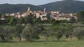 Considéré comme l'un des plus beaux villages de France, Lourmarin compent environ 1.000 habitants