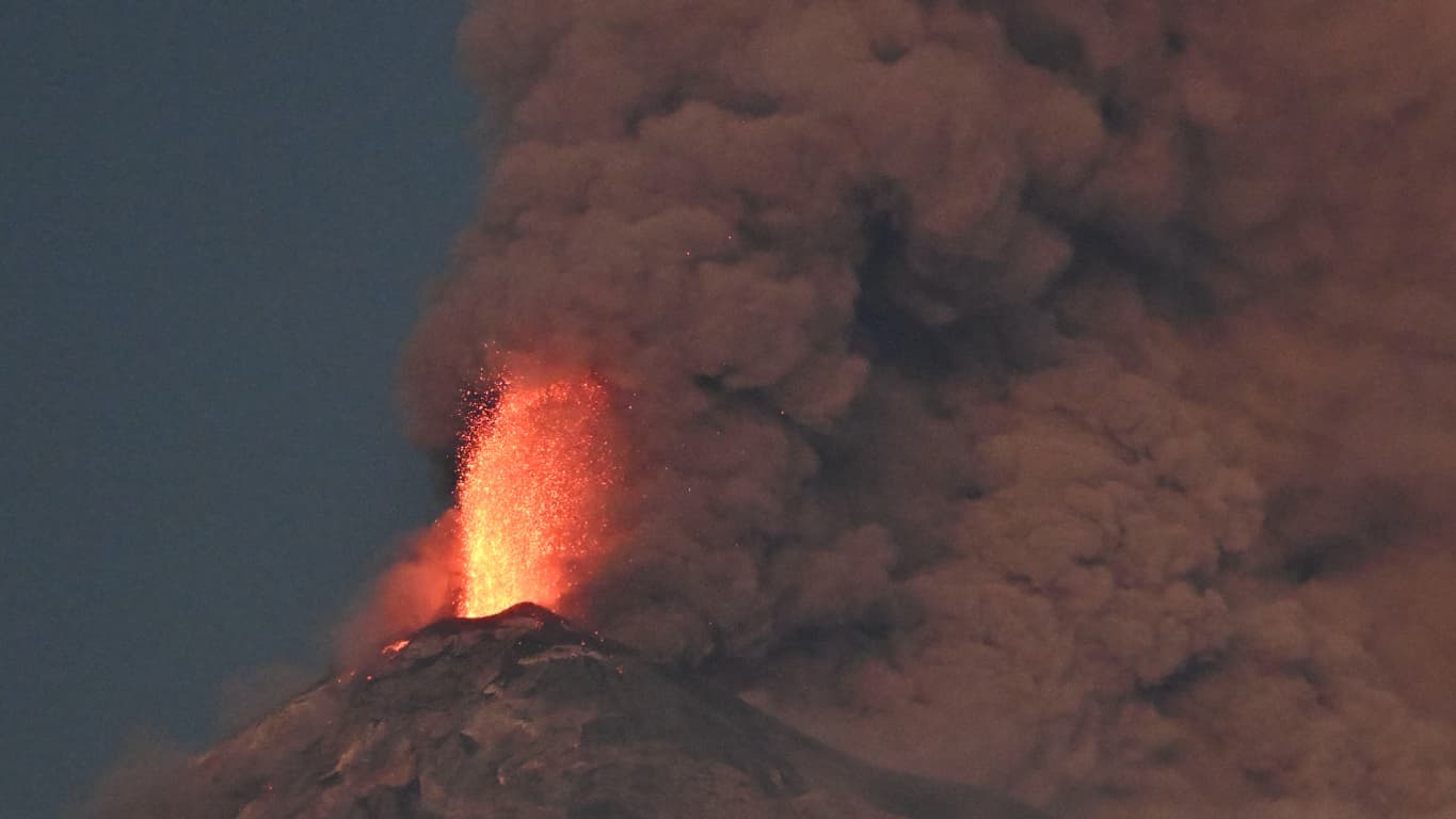 Éruption du volcan Fuego vue depuis Alotenango, département de Sacatepequez, à quelque 65 kilomètres au sud-ouest de la ville de Guatemala (Guatemala), le 10 mars 2025. 