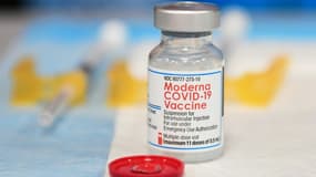 Un flacon du vaccin Moderna contre le Covid-19, le 15 décembre 2021 à Los Angeles