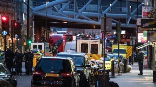 Des policiers et véhicules de secours dans les rue proches de Borough Market le 4 juin 2017 après l'attentat Des policiers et véhicules de secours dans les rue proches de Borough Market le 4 juin 2017 après l'attentat