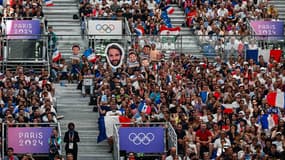 Le Grand Palais vibre pour l'escrime (ici lors du tournoi d'épée par équipes) mais aussi pour les autres sports à distance, le 2 août 2024